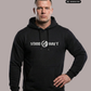 Mann in schwarzem Hoodie mit weißem Aufdruck „STAND HAFT“ und Adler-Logo steht mit Hand an der Hüfte vor grauem Hintergrund. AI-generated.