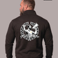 Rückansicht eines bärtigen Mannes im schwarzen Sweatshirt mit Stehkragen und großem „Matchday“-Rückenprint.