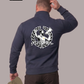 Rückansicht eines Mannes im dunkelblauen Sweatshirt mit großem „Matchday“-Rückenprint, der einen Fischerhut hält.