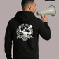Rückansicht eines Mannes im schwarzen Hoodie mit großem „Matchday“-Rückenprint, der ein Megafon in der Hand hält.