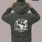 Rückansicht eines Mannes im dunkelgrauen Hoodie mit großem „Matchday“-Rückenprint und Lorbeerkranz-Motiv.