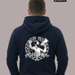 Rückansicht eines Mannes im dunkelblauen Hoodie mit großem „Matchday“-Rückenprint und Lorbeerkranz-Motiv.