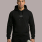 Mann im schwarzen Hoodie mit mittigem, weißem Schriftzug „Standhaft“, hält ein Megafon in der Hand, Jogginghose.