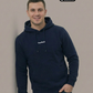 Lächelnder Mann im dunkelblauen Hoodie mit mittigem, weißem Schriftzug „Standhaft“, eine Hand in der Jeanstasche.