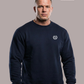 Kurzhaariger Mann im dunkelblauen Sweatshirt mit weißem Lorbeerkranz-Logo vor grauem Hintergrund.