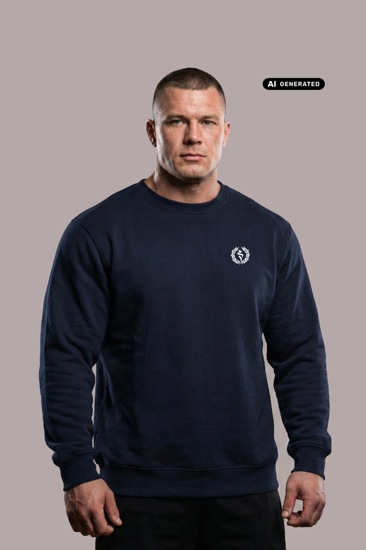 Kurzhaariger Mann im dunkelblauen Sweatshirt mit weißem Lorbeerkranz-Logo vor grauem Hintergrund.