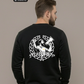 Rückansicht eines Mannes im schwarzen Sweatshirt mit großem „Matchday“-Rückenprint, Hände in den Taschen, grüne Hose.