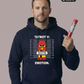 Ein Mann trägt einen dunkelblauen Hoodie mit dem Comic-Print einer Pyro-Figur vor einer Größenskala und Schriftzügen, während er eine rote Fackel in der Hand hält.