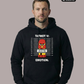 Ein Mann trägt einen schwarzen Hoodie mit dem Comic-Print einer Pyro-Figur vor einer Größenskala und Schriftzügen.