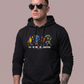 Mann mit Sonnenbrille trägt schwarzen Hoodie mit „All Colors Are Beautiful“-Grafikprint vor grauem Hintergrund.
