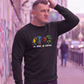 Mann greift sich an den Kopf und trägt schwarzen Pullover mit „All Colors Are Beautiful“-Grafikprint in der Stadt. 
