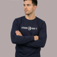 Mann in dunkelblauen Nayyblue Pullover mit weißem Aufdruck „STAND HAFT“ und Adler-Logo. AI-generated