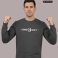 Mann in dunkelgrauem Pullover mit weißem Aufdruck „STAND HAFT“ und Adler-Logo zeigt geballte Fäuste vor grauem Hintergrund. AI-generated