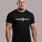 Mann in schwarzem T-Shirt mit weißem Aufdruck „STAND HAFT“ und Adler-Logo blickt ernst vor grauem Hintergrund. AI-generated.