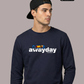 Ein junger Mann mit umgedrehter schwarzer Cap trägt einen dunkelblauen Pullover mit dem weißen Aufdruck „awayday standhaft“. Er blickt seitlich weg.