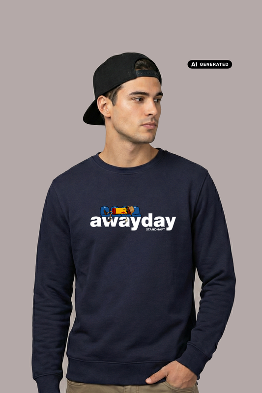 Ein junger Mann mit umgedrehter schwarzer Cap trägt einen dunkelblauen Pullover mit dem weißen Aufdruck „awayday standhaft“. Er blickt seitlich weg.