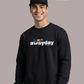 Ein lächelnder Mann mit schwarzer Logo-Cap trägt einen schwarzen Pullover mit weißem „awayday standhaft“-Aufdruck vor einem schlichten, grauen Hintergrund.