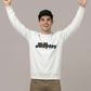 Ein lächelnder Mann mit schwarzer Cap trägt einen weißen Pullover mit dem bunten Text-Aufdruck „awayday standhaft“. Er hebt jubelnd beide Arme. AI Generiert.