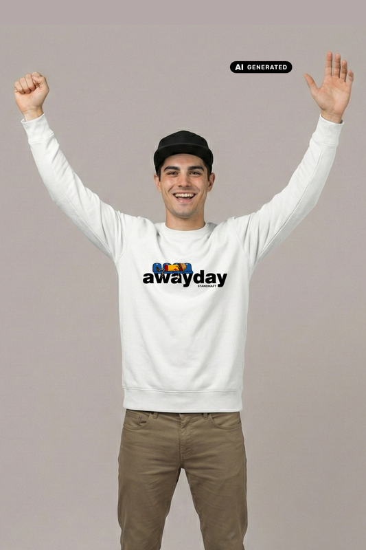 Ein lächelnder Mann mit schwarzer Cap trägt einen weißen Pullover mit dem bunten Text-Aufdruck „awayday standhaft“. Er hebt jubelnd beide Arme. AI Generiert.