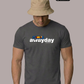 Ein Mann mit beigem Anglerhut blickt nach unten; er trägt ein dunkelgraues T-Shirt mit weißem „awayday“-Schriftzug.