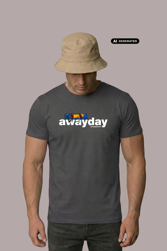 Ein Mann mit beigem Anglerhut blickt nach unten; er trägt ein dunkelgraues T-Shirt mit weißem „awayday“-Schriftzug.