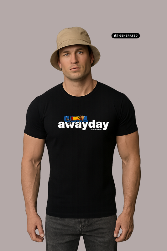 Ein Mann mit beigem Anglerhut blickt nach vorn; er trägt ein schwarzes T-Shirt mit weißem „awayday“-Schriftzug.