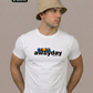 Ein Mann mit beigem Anglerhut trägt ein weißes T-Shirt mit dem schwarzen Schriftzug „awayday“ auf der Brust.
