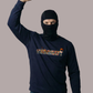 Mann mit Sturmhaube reckt die Faust; dunkelblauer Pullover mit „STANDHAFT“-Schriftzug samt Fankurven-Grafik.