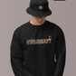 Mann mit schwarzem Anglerhut trägt einen schwarzen Pullover mit „STANDHAFT“-Schriftzug samt Fankurven-Illustration.