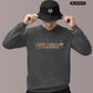 Mann in grauem Pullover; das Wort „STANDHAFT“ zeigt im Inneren eine bunte Fankurven-Grafik mit Rauch und Fahnen.