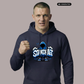 Ein Mann trägt einen dunkelblauen Hoodie mit einem blauen Comic-Grafik-Print und dem Schriftzug „STANDHAFT“.