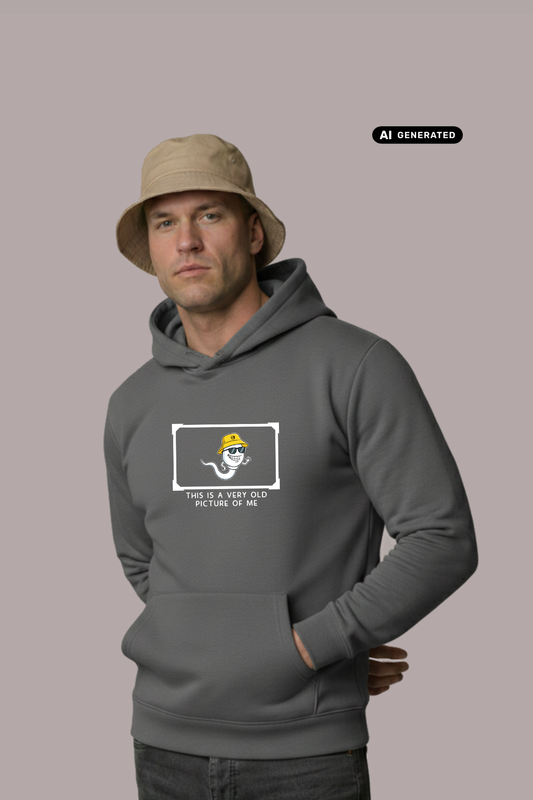 Ein Mann mit beigem Anglerhut trägt einen dunkelgrauen Hoodie mit einer Comic-Grafik auf der Brust.