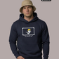 Ein Mann mit beigem Anglerhut trägt einen dunkelblauen Hoodie mit einer Comic-Grafik auf der Brust.