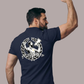 Rückansicht eines Mannes im dunkelblauen Poloshirt mit großem „Matchday“-Rückenprint, der den linken Arm jubelnd anhebt.