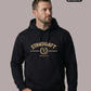 Ein Mann trägt einen schwarzen Hoodie mit goldenem „STANDHAFT“-Schriftzug und Lorbeerkranz-Logo auf der Brust.