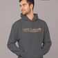 Dunkelgrauer Hoodie mit „STANDHAFT“-Schriftzug samt Fankurven-Grafik, getragen von einem lächelnden Mann.
