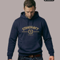 Ein Mann trägt einen dunkelblauen Hoodie mit goldenem „STANDHAFT“-Schriftzug und Lorbeerkranz-Logo auf der Brust.