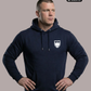 Ein Mann mit den Händen in den Hüften trägt einen dunkelblauen Hoodie mit einem weißen Wappen-Logo samt Adlergrafik und „STANDHAFT“-Schriftzug auf der linken Brust.