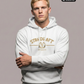 Ein Mann trägt einen weißen Hoodie mit goldenem „STANDHAFT“-Schriftzug und Lorbeerkranz-Logo auf der Brust.