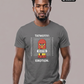 Ein Mann trägt ein dunkelgraues T-Shirt mit dem Comic-Print einer Pyro-Figur vor einer Größenskala und den Schriftzügen „TATMOTIV:“ und „EMOTION.“.