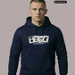 Kurzhaariger Mann in dunkelblauem Hoodie mit dem Aufdruck „STANDHAFT“ und vier Motivkarten vor grauem Hintergrund.