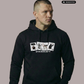 Kurzhaariger Mann in schwarzem Hoodie mit dem Aufdruck „STANDHAFT“ und vier Motivkarten vor grauem Hintergrund.