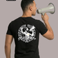 Rückansicht eines Mannes im schwarzen T-Shirt mit großem „Matchday“-Rückenprint, der in ein Megafon ruft.