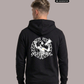 Rückansicht eines Mannes im schwarzen Hoodie mit großem „Matchday“-Rückenprint.