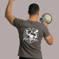 Rückansicht eines Mannes im dunkelgrauen T-Shirt mit „Matchday“-Rückenprint, der ein Megafon und die Faust erhebt.