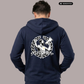 Rückansicht eines Mannes im dunkelblauen Hoodie mit großem „Matchday“-Rückenprint.