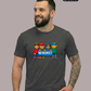 Ein Mann trägt ein dunkelgraues T-Shirt mit einem bunten Comic-Grafik-Print und dem Schriftzug „NO RESPECT“.