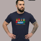 Ein Mann trägt ein dunkelblaues T-Shirt mit einem bunten Comic-Grafik-Print und dem Schriftzug „NO RESPECT“.