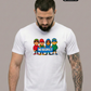 Ein Mann trägt ein weißes T-Shirt mit einem bunten Comic-Grafik-Print und dem Schriftzug „NO RESPECT“.