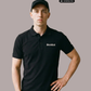 Ein Mann trägt ein schwarzes Poloshirt mit einem kleinen, weißen „Standhaft“-Schriftzug auf der linken Brust.